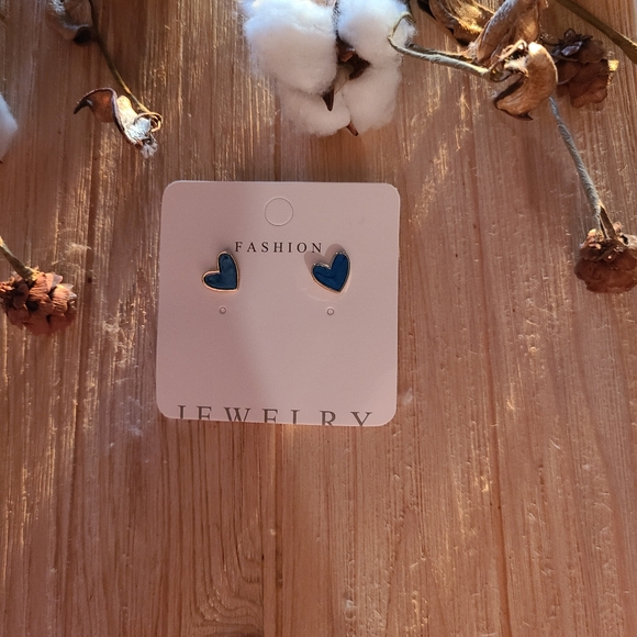 💙💙Super Adorable Blue Colored Heart Stud Earrings💙💙 - Picture 5 of 15